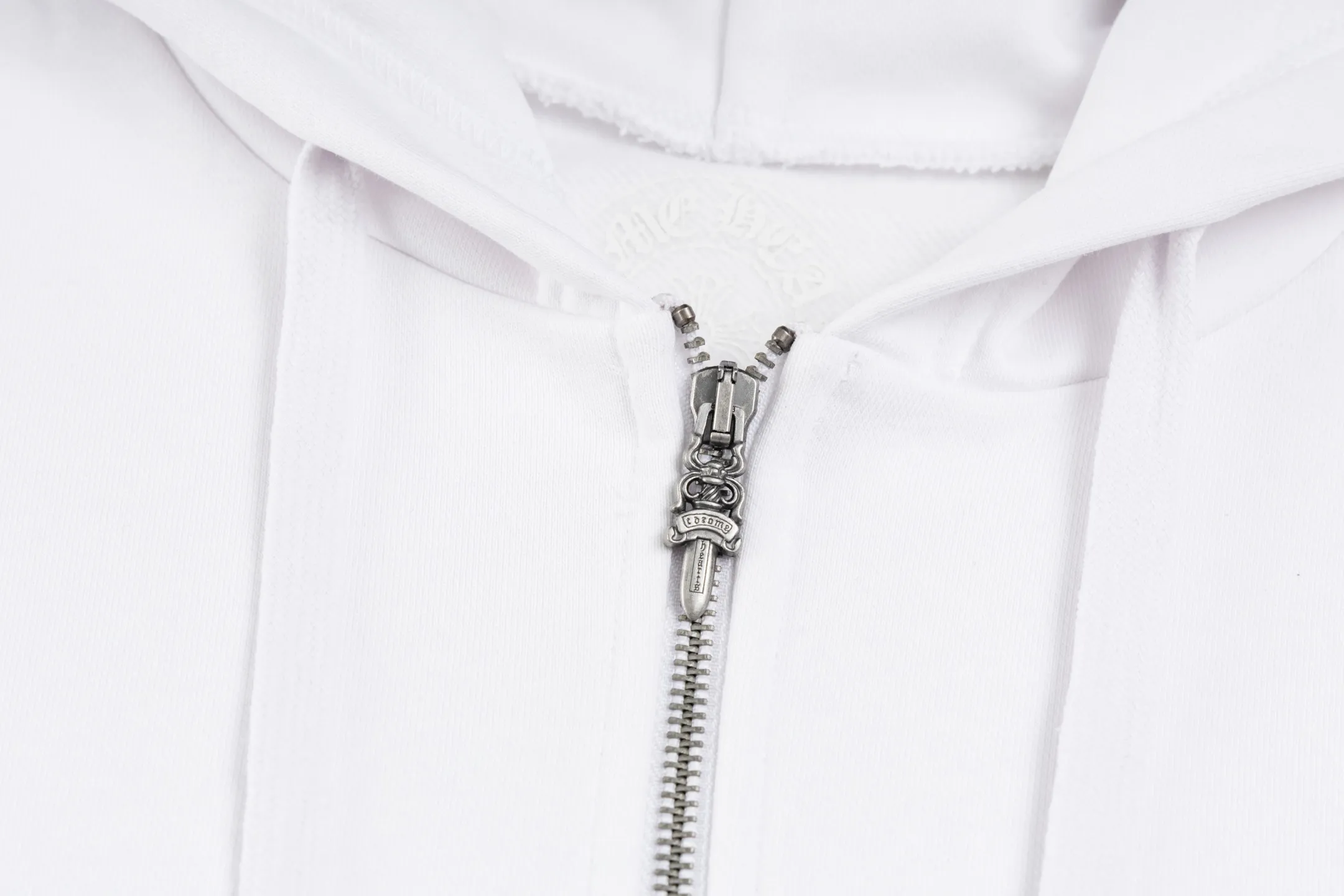 🅿️520 [Exclusive supply] CH Crow Heart Horseshoe Unicorn Arm Hooded Jacket (White) The original version was purchased and developed for 15,999. The fabric is made of 420g double-ply double yarn pure cotton terry fabric. The texture is thick and soft, comfortable and stylish to wear. The fabric has been specially treated to have good breathability and warmth, making it suitable for all seasons. The jacket adopts the imported machine white ink direct injection process, showing exquisite printing in multiple parts, including the iconic horseshoes, unicorn arms and Sanskrit patterns, and the details are processed to perfection. The whole product is produced on the assembly line of a large factory, with exquisite workmanship and fine and neat stitching. The version is designed in a loose oversize style and can be worn by both men and women, making it an ideal choice for couples. The zipper closure makes it easy to put on and take off, and the hooded style adds a casual feel. This jacket has been strictly controlled from fabric selection to production process, making it extremely valuable for both daily wear and collection. Size:S-M-L